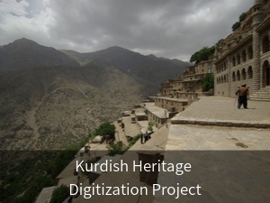 库尔德遗产数字化项目。背景图片：大厦在山的东部Kurdistan与前面的人。
