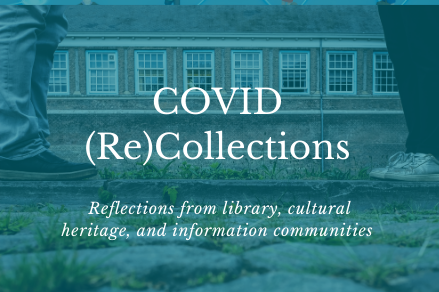 文本:COVID (Re)藏品:来自图书馆、文化遗产和信息社区的反思。图片:两对脚站立间隔6英尺，与蓝绿色覆盖在白色文本。